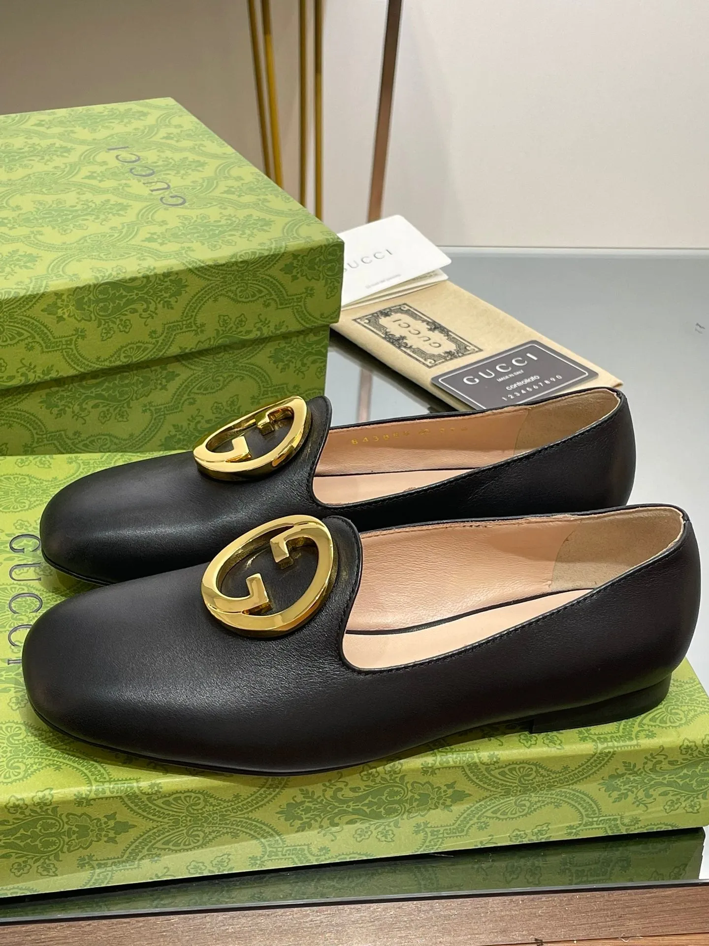 BLONDIE LOGO-PLAQUE LOAFERS IN BLACK CALFSKIN