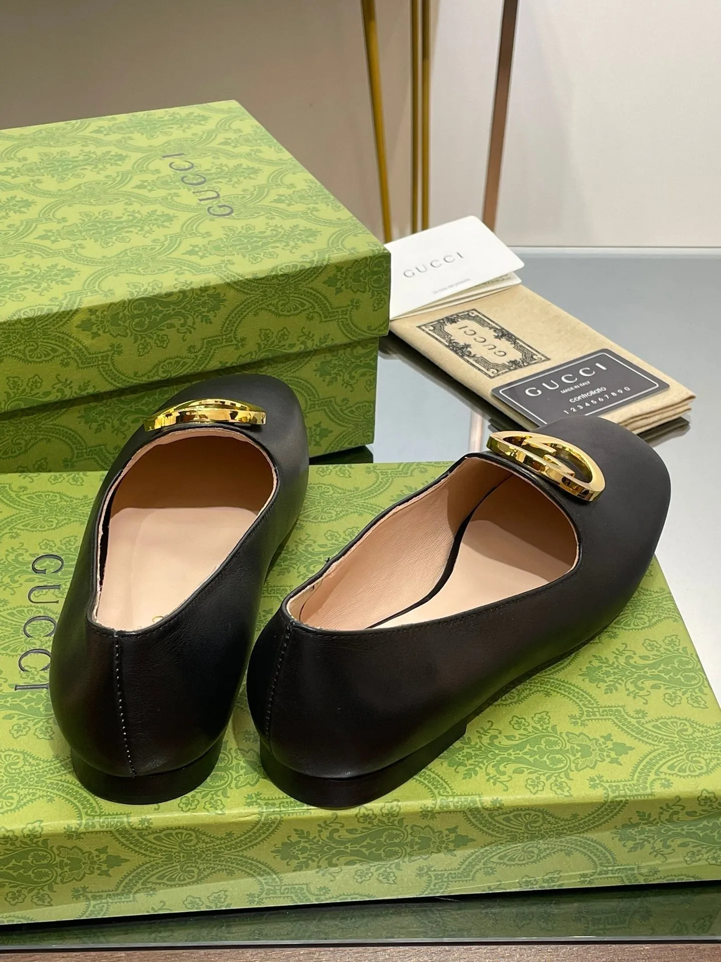 BLONDIE LOGO-PLAQUE LOAFERS IN BLACK CALFSKIN