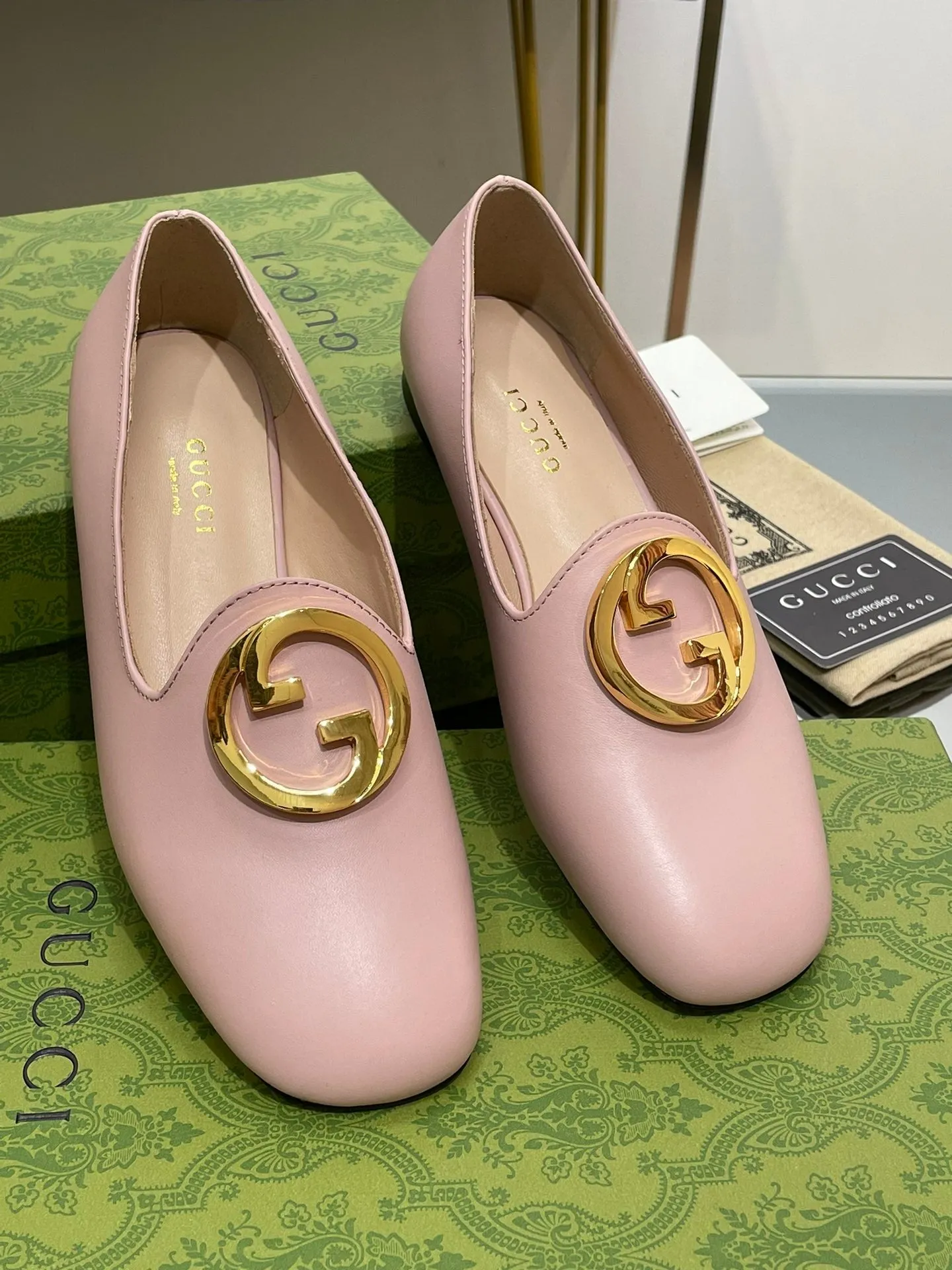 BLONDIE LOGO-PLAQUE LOAFERS IN LIGHT PINK CALFSKIN