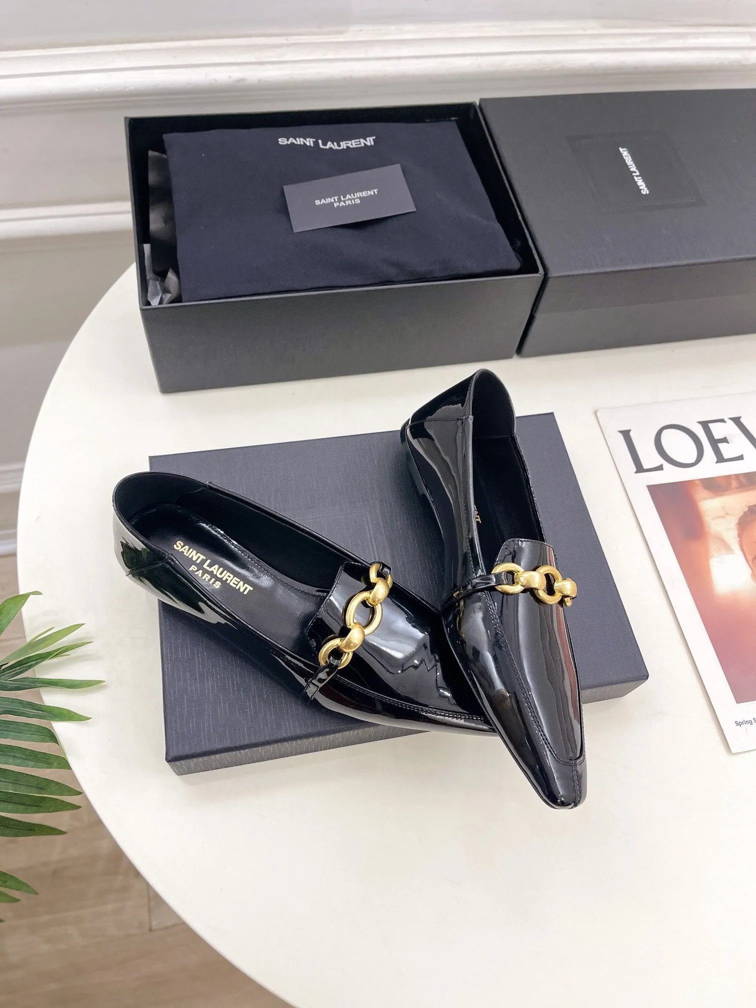FLAT LOAFERS WITH GOLD CHAIN IN BLACK GLOSSY CALFSKIN
