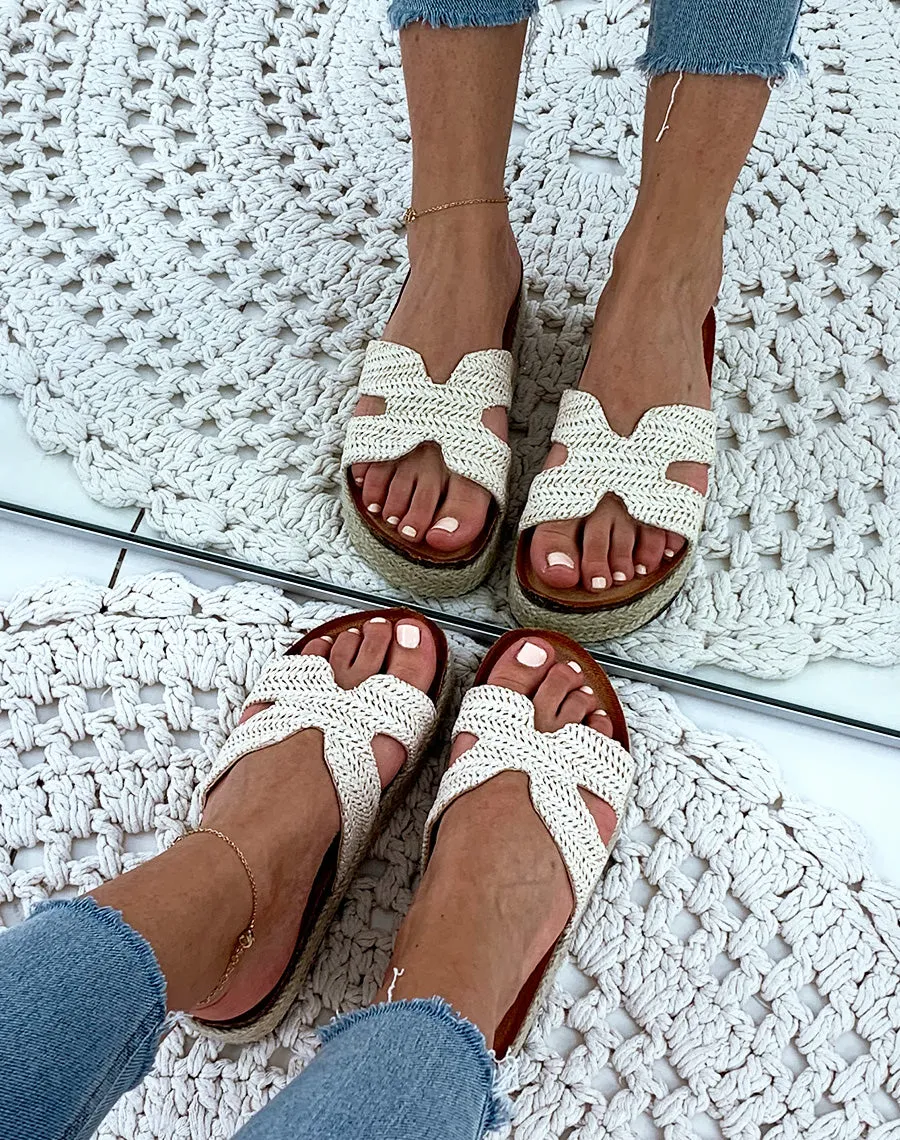 Mules beiges en raphia tressé