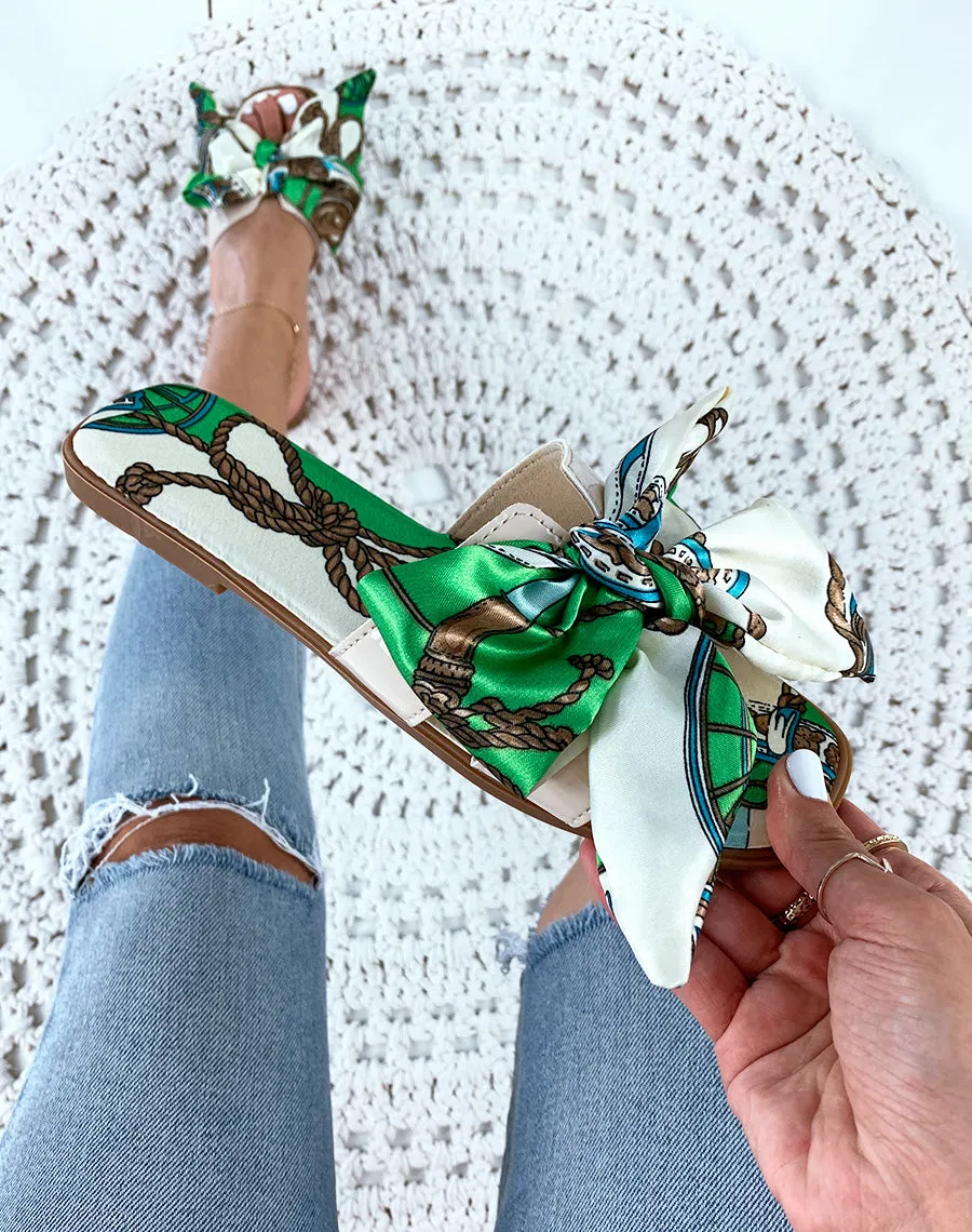 Mules blanches et vertes à larges brides et détail foulard