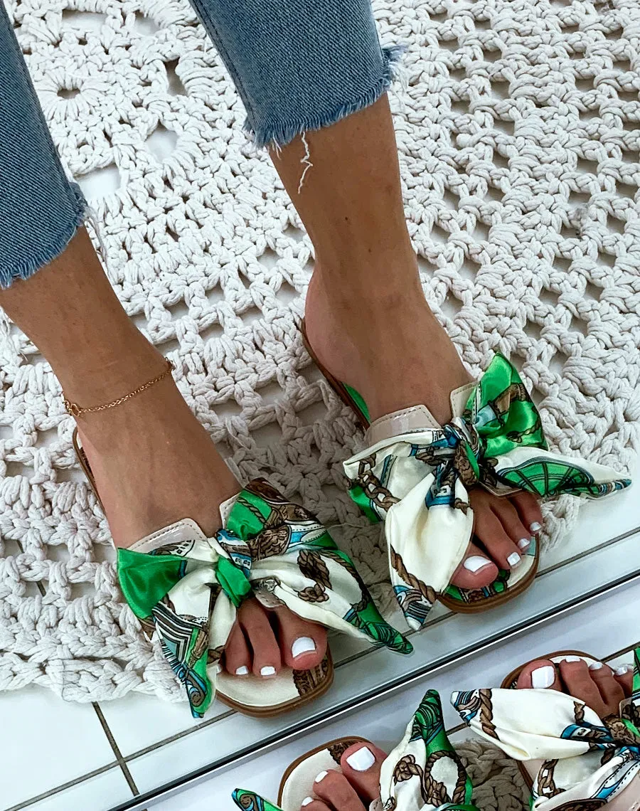 Mules blanches et vertes à larges brides et détail foulard