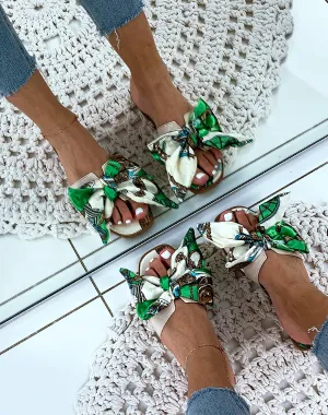 Mules blanches et vertes à larges brides et détail foulard