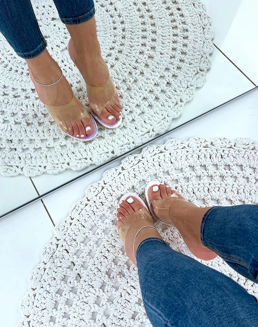 Mules holographiques effet croco à talons et larges brides transparents