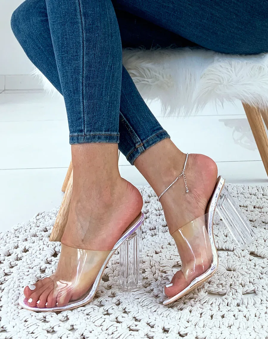 Mules holographiques effet croco à talons et larges brides transparents