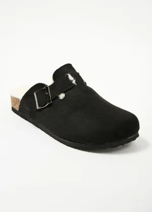 Trendy fur-lined mules with buckle